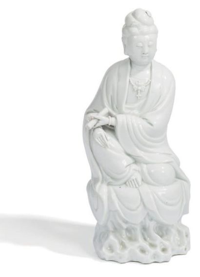 null Statuette en porcelaine blanc de Chine de Fukien Représentant une guanyin assise...