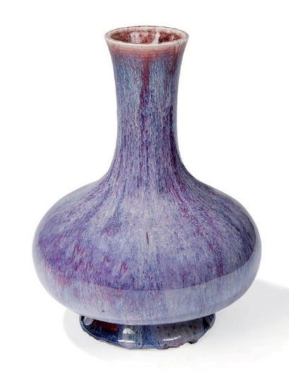 null Vase à long col Et large panse sur pied évasé, en porcelaine émaux flammé aubergine...