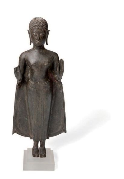 null Sujet en bronze De patine brune représentant le Buddha debout, les avant-bras...