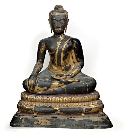 null Buddha en métal laqué et doré Assis sur un lotus, les yeux mi-clos prenant la...