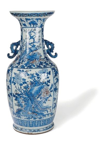 null Grand vase de forme balustre En porcelaine à décor en bleu sous couverte et...