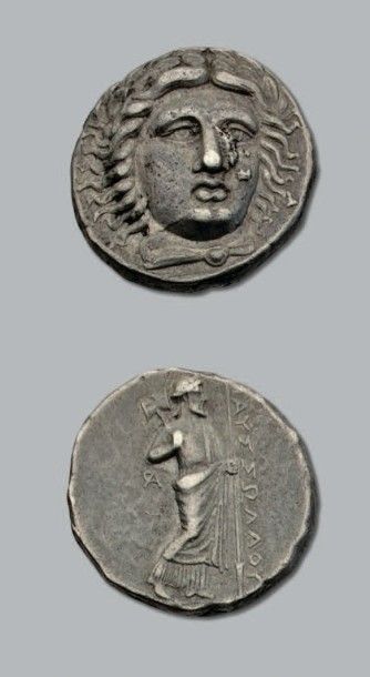 null SATRAPES de CARIE Mausole (377-353 av. J.-C.)
Tétradrachme. 15,34 g.
Tête d'Apollon...