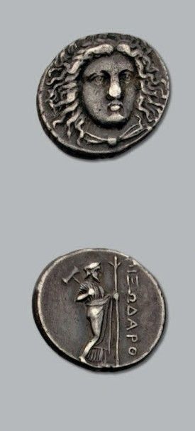 null Pixodare (340-344 av. J.-C.)
Didrachme. 7,01 g.
Tête laurée d'Apollon de face.
R/...