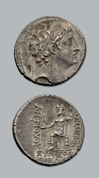 null Antiochus V Eupator (164-162 av. J.-C.)
Tétradrachme. 16,56 g.
Tête du roi diadémée...