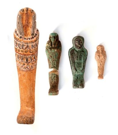 null Ensemble de quatre Ouchebtis
En grès, bronze et bois
Egypte