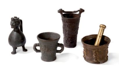 null Ensemble composé de:
Un vases, un mortiers et une verseuses en bronze patiné
Ancien...