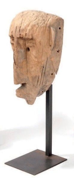 null Masque en bois à patine d'érosion
Peuple Bambara. Mali.
H. 27 cm
