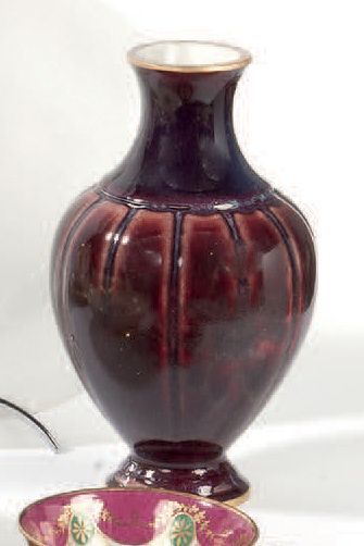 Manufacture nationale de SÈVRES Vase en porcelaine de forme balustre, corps ovoïde...