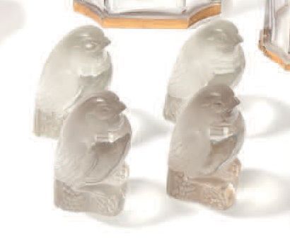 RENE LALIQUE (1860-1945) Ensemble de quatre moineaux en cristal blanc soufflé-moulé...