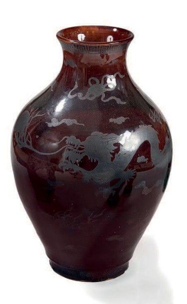 null Vase en porcelaine
Émaillée brune et amati à décors de dragons
Chine XIXème...