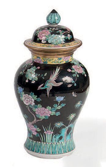 null Vase en porcelaine émaillée polychrome sur fond noir, à décors de végétaux et...