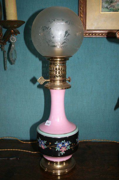 null Paire de lampes à pétrole d'époque Louis Philippe monté en lampe (manque tubes)...
