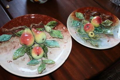 null Deux assiettes en trompe l'oeil à décors de fruits