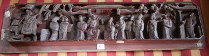 null Bandeau sculpté en bois laqué rouge à décor de personnages et cavaliers sur...
