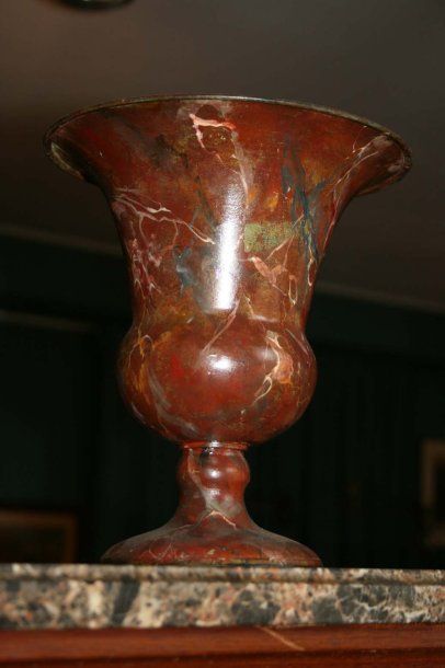 null Paire de vases Médicis en tôle peint faux marbre. H : 23 cm 