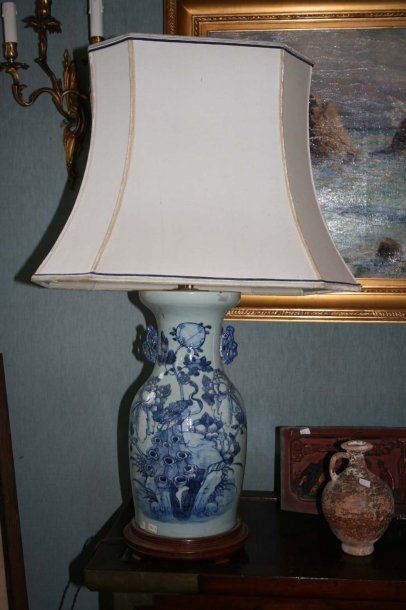 null Vase chinois à décor de fleurs et volatiles en camaieu de bleu. Monté en lampe...