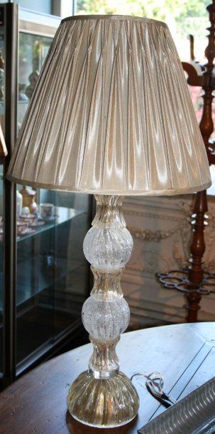 null Paire de lampes en verre de Murano pailletée d'or avec abat jour . H : 82 cm...