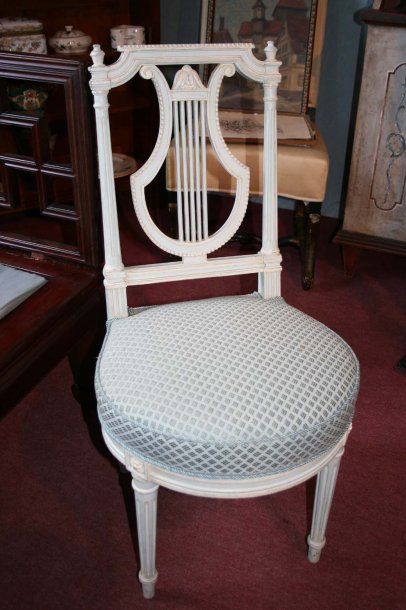 null Suite de sept chaises de style Louis XVI à dossier lyre ceinture en fer à cheval...