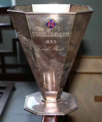 null Paire de bougeoirs en cristal et un trophée en métal argenté Stade Français...