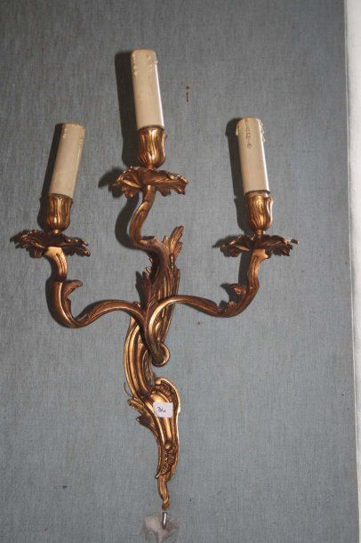 null Paire d'appliques à trois lumières en bronze doré style Louis XV