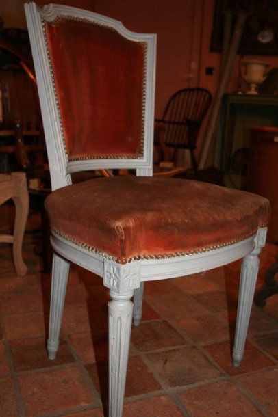 null Quatre chaises de style Louis XVI en bois laqué. H : 94 cm. L : 50 cm P : 45...