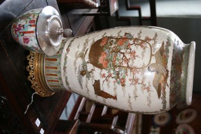 null Vase monté en satsuma à décor de dragons, oiseaux et personnages on y joint...