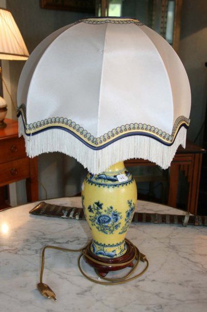 null Vase monté en lampe en céramique craquelée jaune à décors de fleurs bleues....