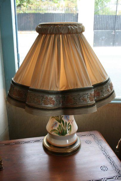 null Lampe en céramique sur un piètement en laiton à décor de roseaux avec abat-jour....