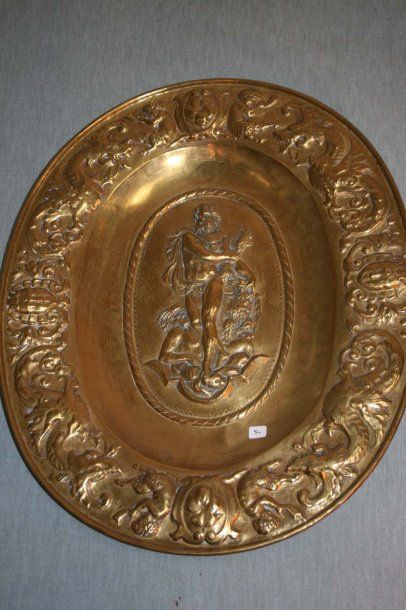 null Grand plat en cuivre dans le goût de la Renaissance H : 67 cm L : 55 cm 