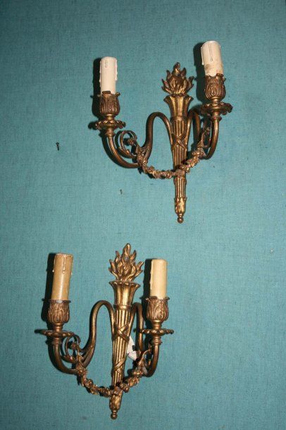 null Paire d'appliques à deux feux en bronze de style Louis XVI. H : 29 cm 