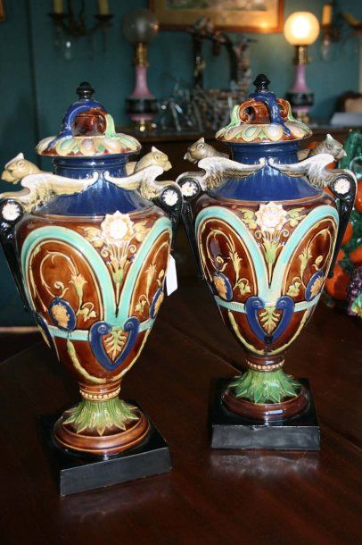 null Deux vases en urne avec couvercles à décors de griffons en faïence polychrome....
