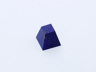 Motif pyramidal en lapis lazuli sur papier.
Poids:...