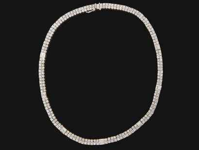 null Collier articulé en or gris 750 millièmes, composé de 2 lignes de diamants ronds...