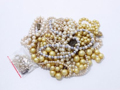null Lot en perles fantaisies et métal composé de colliers et de bracelets. (en ...