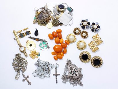 null Lot composé de bijoux fantaisies en métal, de perles en matière organique sur...