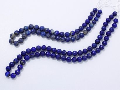null Lot de lapis lazuli composé de 2 rangs de perles d'environ 7.6 à 8.2 mm et de...