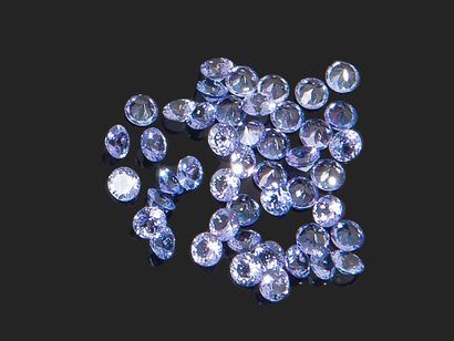 null Lot composé de 46 tanzanites rondes facettées sur papier.
Poids: 22.50 cts l'ensemble.
Diam:...