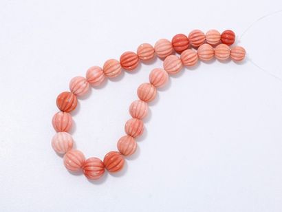 null Lot en corail gravé "côtes de melon" composé d'un rang de 26 perles.
Poids:...