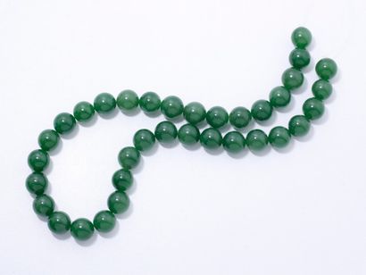 null Lot en jade néphrite composé d'un rang de 35 perles d'environ 12.6 mm.
Poids:...