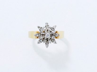 null Bague en or 585 millièmes, décorée d'une fleur ponctuée de diamants brillantés...