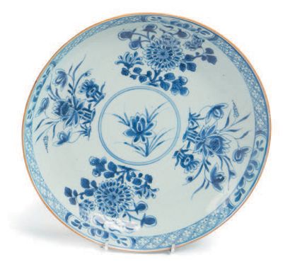 null Paire d'assiettes en porcelaine bleue sur fond blanc
A décors de fleurs et feuillages....