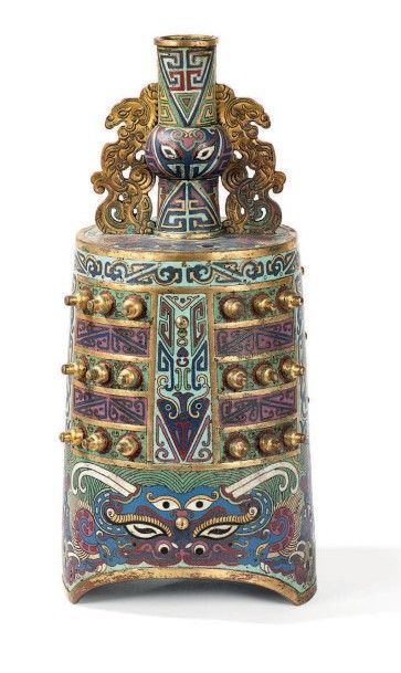 null Cloche de type zun en bronze et émaux cloisonnés
A décor archaïsant de masques...