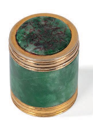 Cylindre en jadéite
Surmonté d'un médaillon...