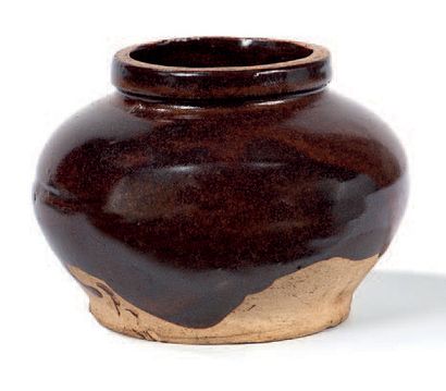 Petite jarre en céramique et émail brun
Chine,...