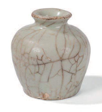 null Petite jarre en céramique et émail brun
Chine, période Yuan.
H. 9 cm
• On y...