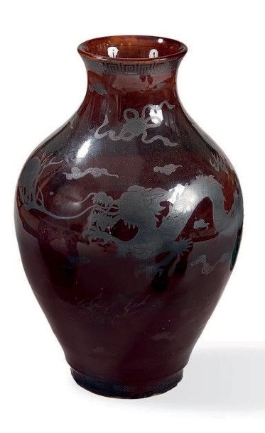 null Vase en porcelaine
Émaillée brune et amatie à décors de dragons.
Chine XIXème...