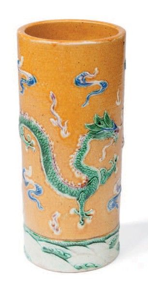 Vase cylindrique en porcelaine
A décor polychrome...