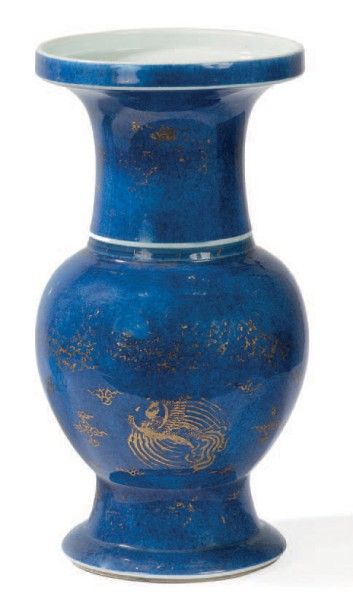 null Vase balustre en porcelaine
A fond d'émail bleu poudré, anciennement décoré...