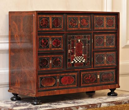 null CABINET en placage de bois de violette et écailles de tortue à motifs géométriques...