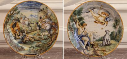 null PAIRE DE PLATS en céramique à décor de scènes mythologiques, dans le goût d'Urbino....